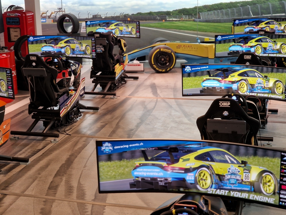 SimRacing Arena in Hinwil – mehrere Cockpits in Renn-Setup