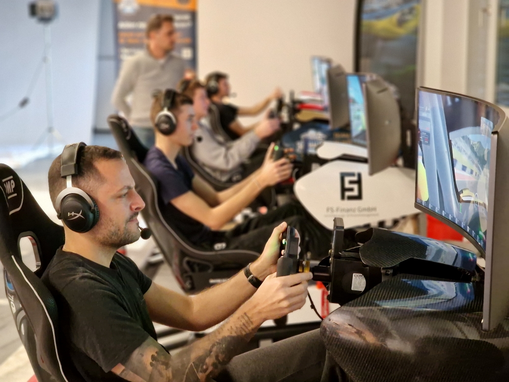 Konzentrierte Fahrer in Reihe von SimRacing Cockpits